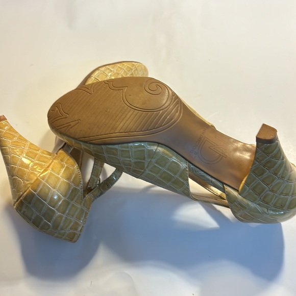 New Directions 3 1/4” heels bone color faux alligator size 8 M - Picture 5 of 8
